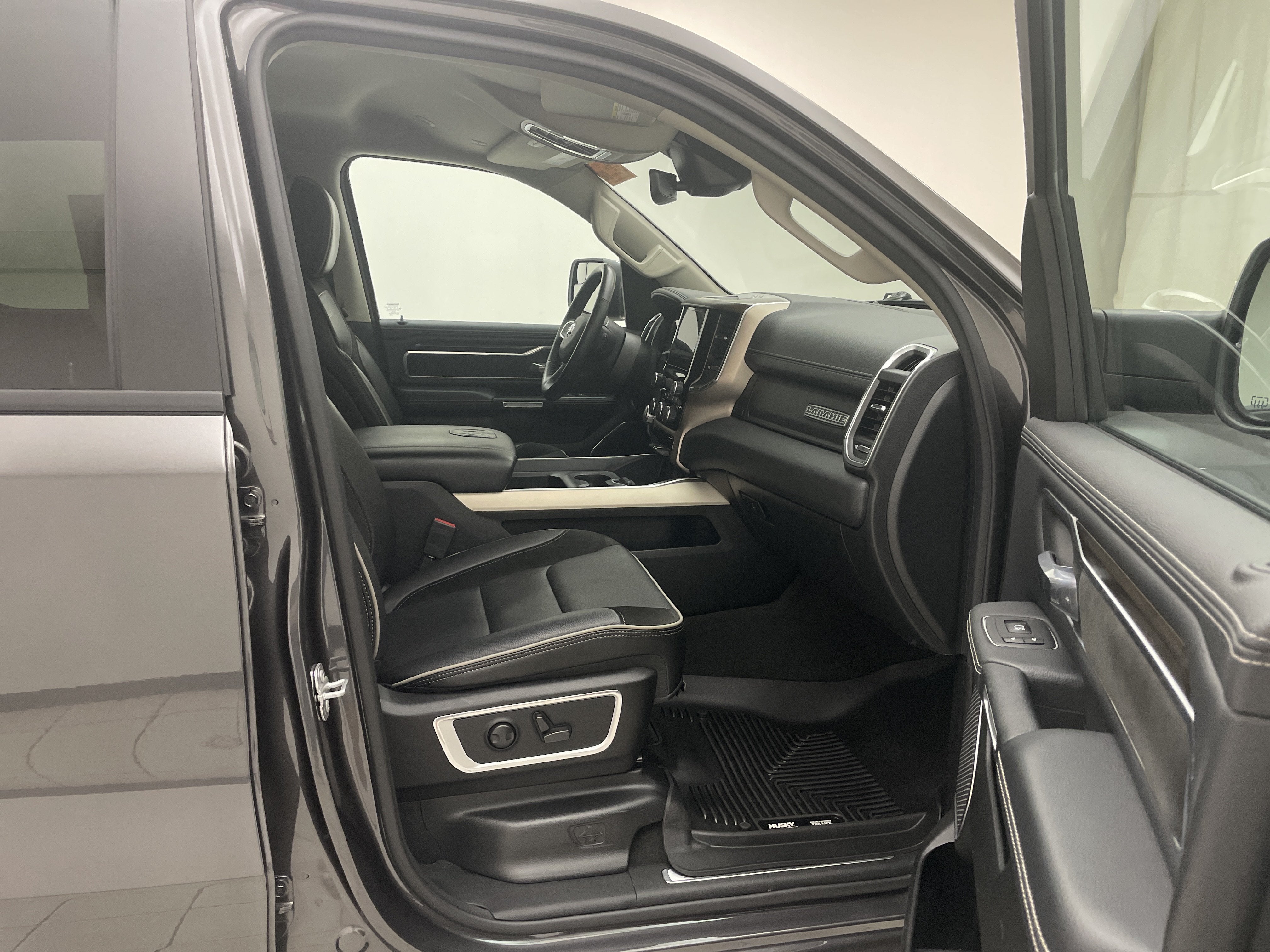 2022 RAM 1500 Laramie Crew Cab 4x4 5'7" Box