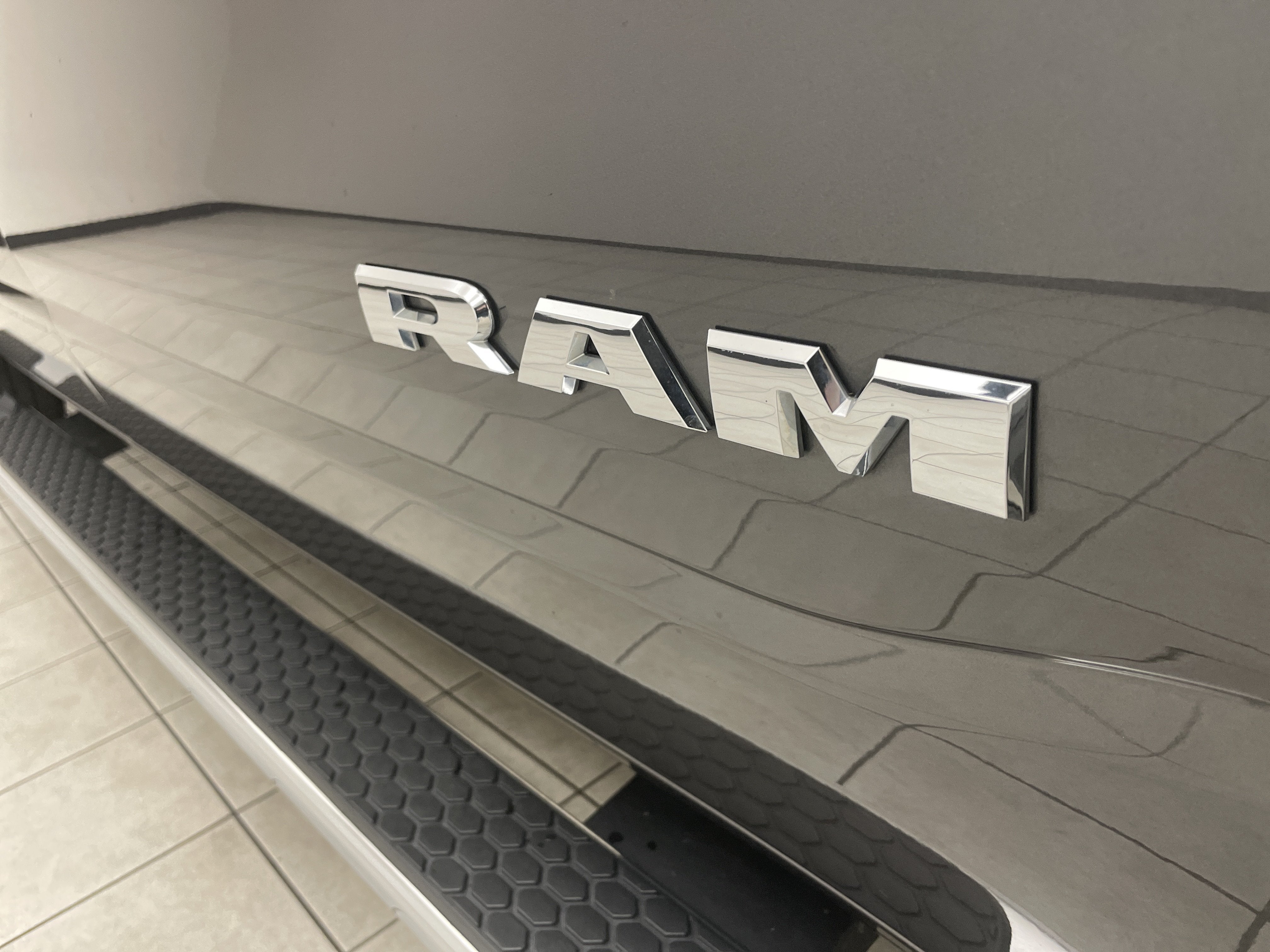 2022 RAM 1500 Laramie Crew Cab 4x4 5'7" Box