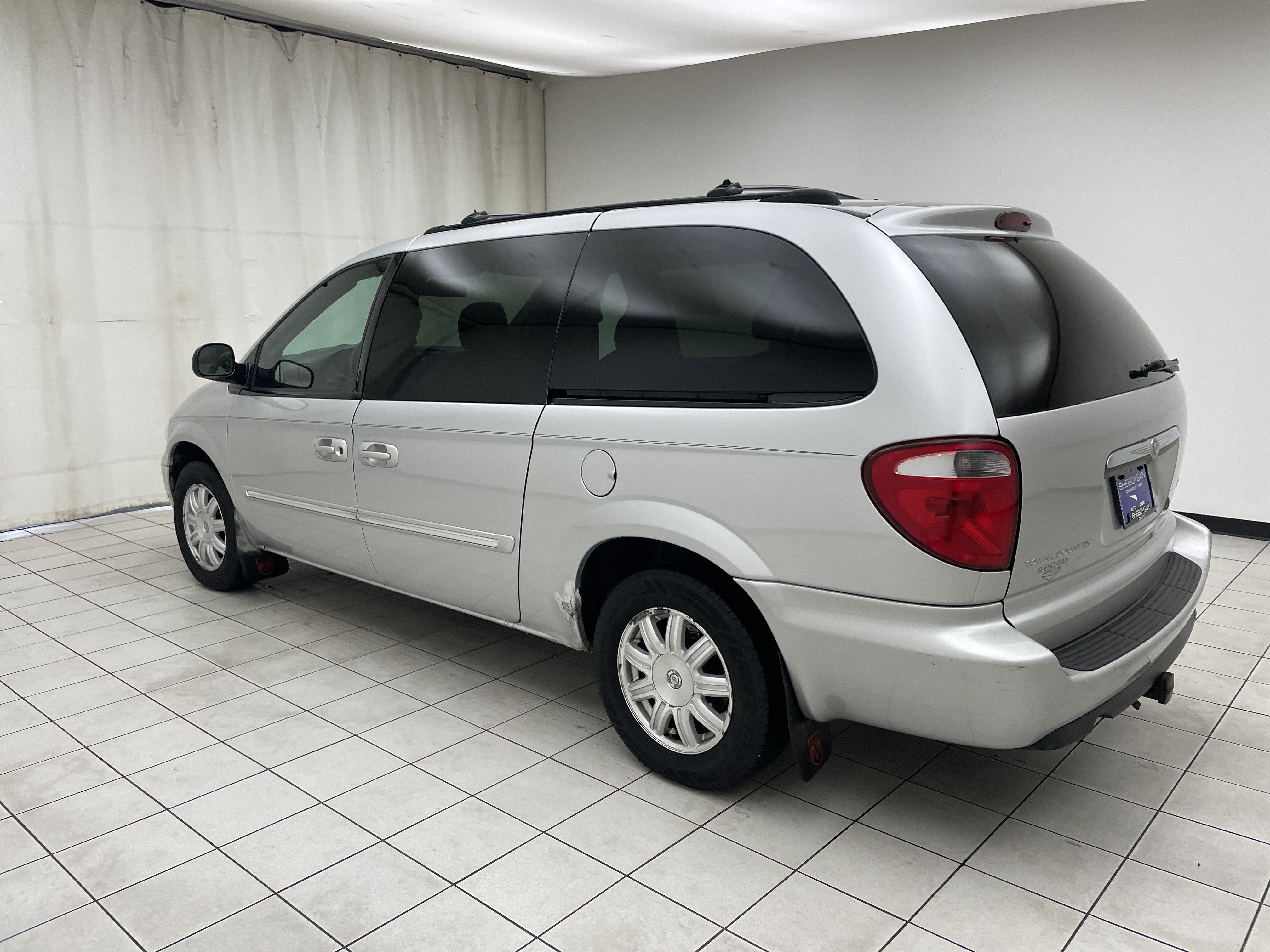 Used 2005 Chrysler Town & Country Touring with VIN 2C4GP54L15R101704 for sale in Sheboygan, WI