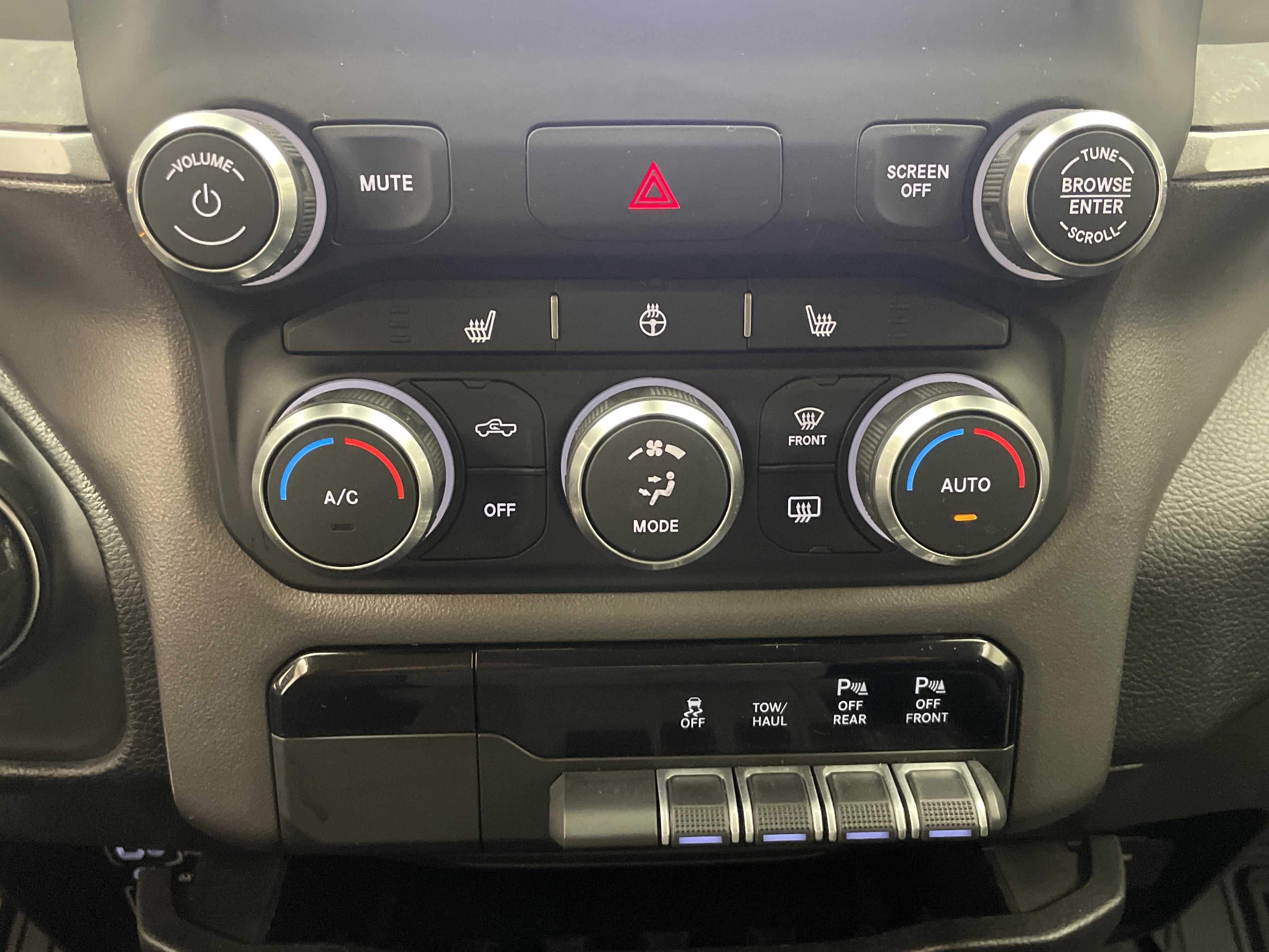 2020 RAM 1500 Big Horn Quad Cab 4x4 6'4' Box