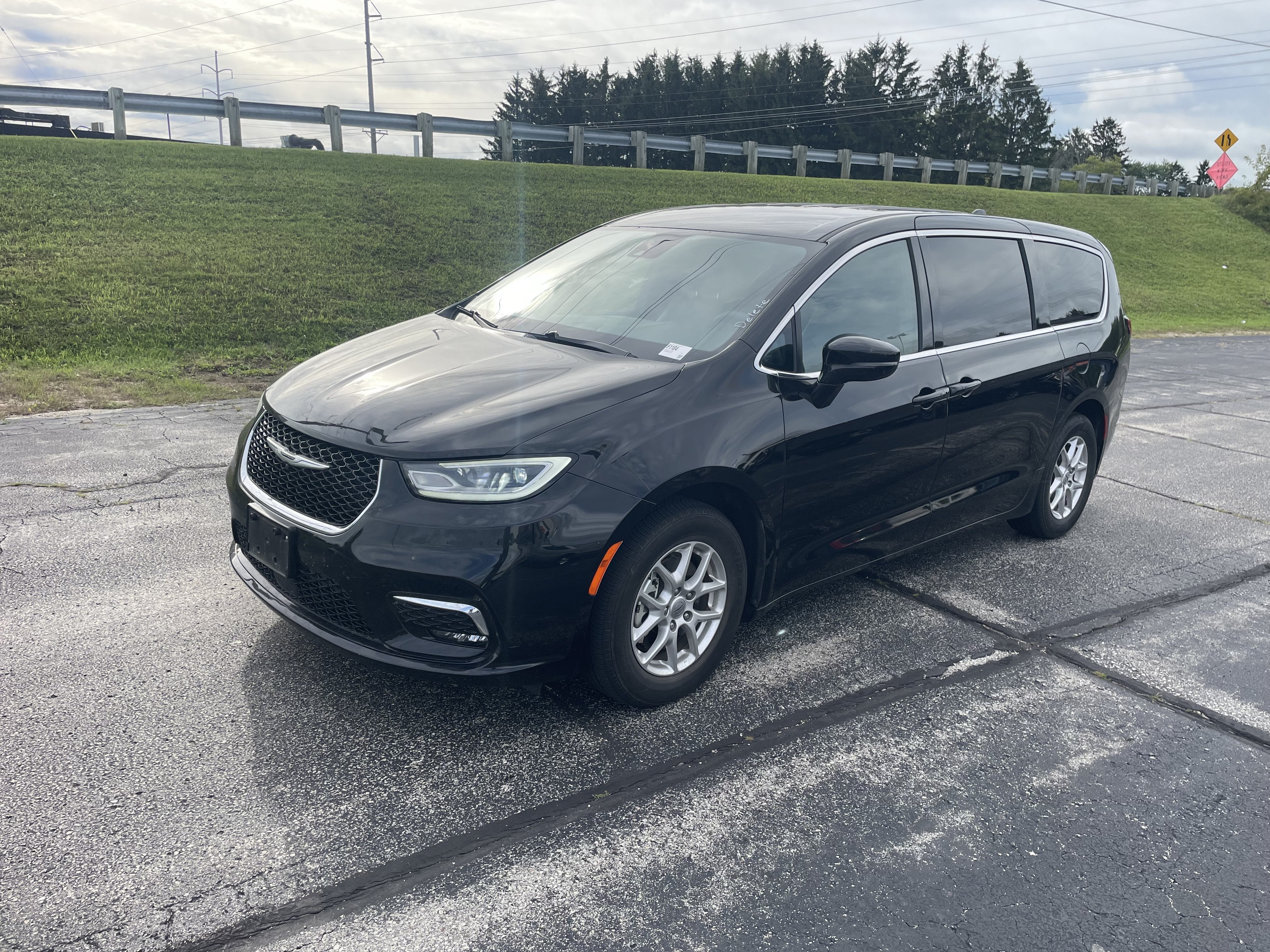 2025 Chrysler Pacifica Select